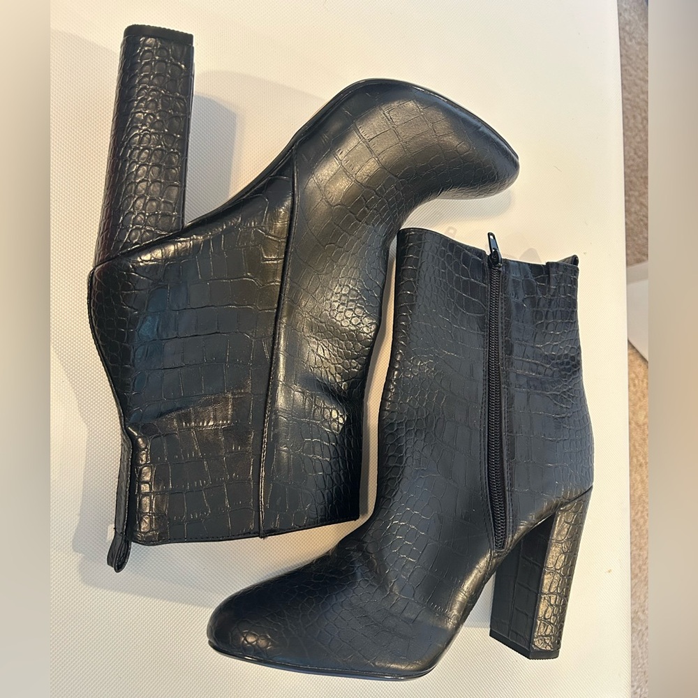 Express Black Croc-Patterned Heeled Boots